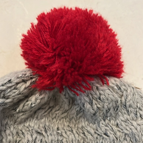 Women’s North Face pompom winter hat - Picture 3 of 6